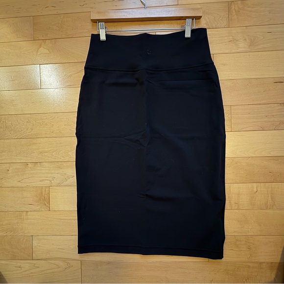 Lululemon pull-on pencil skirt - Picture 2 of 7